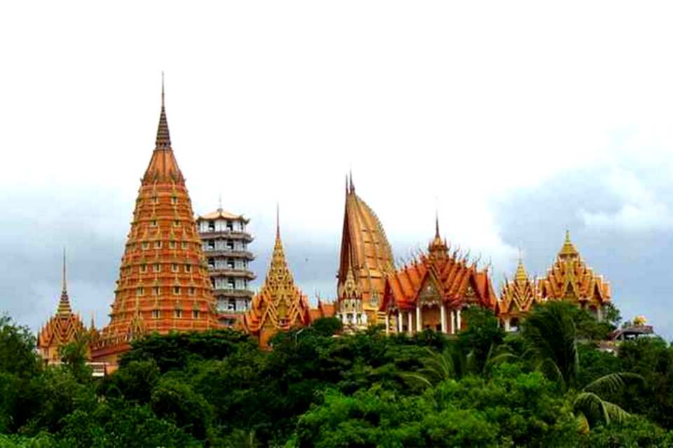 <multi>[fr]Wat Tham Suea dominant la vallée du Mae Klong à Kanchanaburi[en]Wat Tham Suea overlooking the Mae Klong Valley in Kanchanaburi</multi>