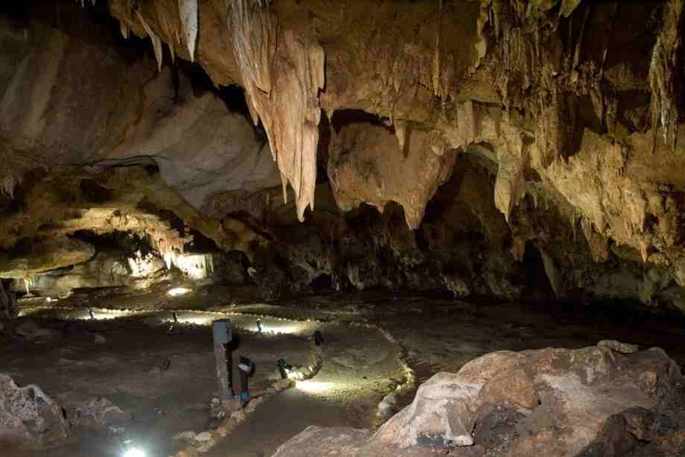 [en]Lawa cave[fr]Grotte de Lawa