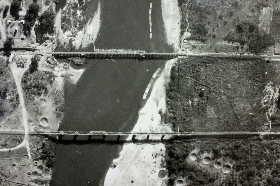 <multi>[en]River Kwai bridge[fr]Pont de la rivière Kwaï</multi> 1945