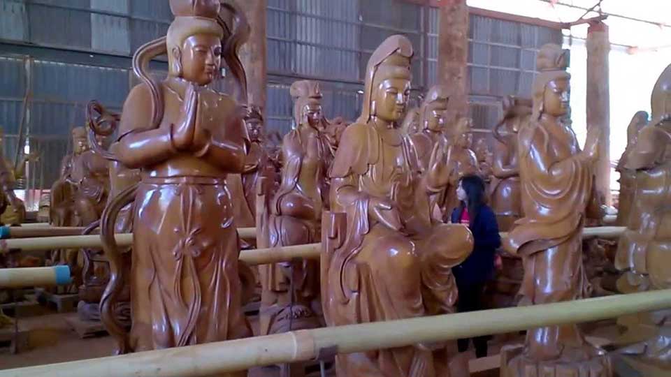 <multi>[fr]Scultures en bois[en]Wooden scultures</multi> - Wat Mattatham Bhodiyan - Kanchanaburi