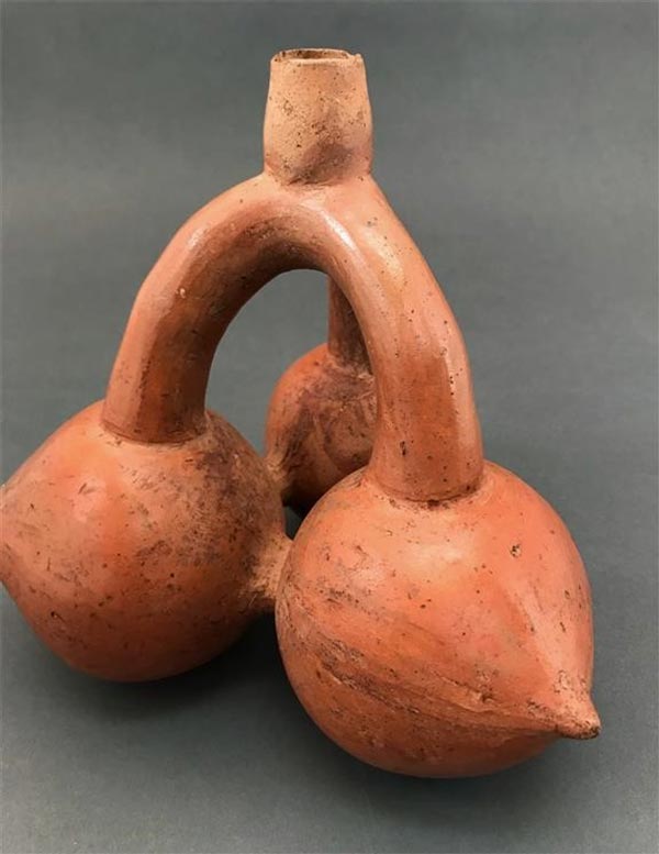 <multi>[fr]Bouteille antique en forme de canistel de style Viru - Pérou - 250 ans av. J.-C.[en]Viru style canistel-shaped antique bottle - Peru - 250 years AD old</multi> 