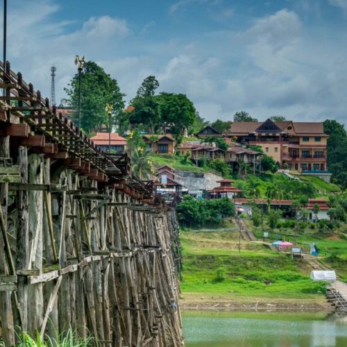 Le pont môn immense en teck de Sangkhlaburi