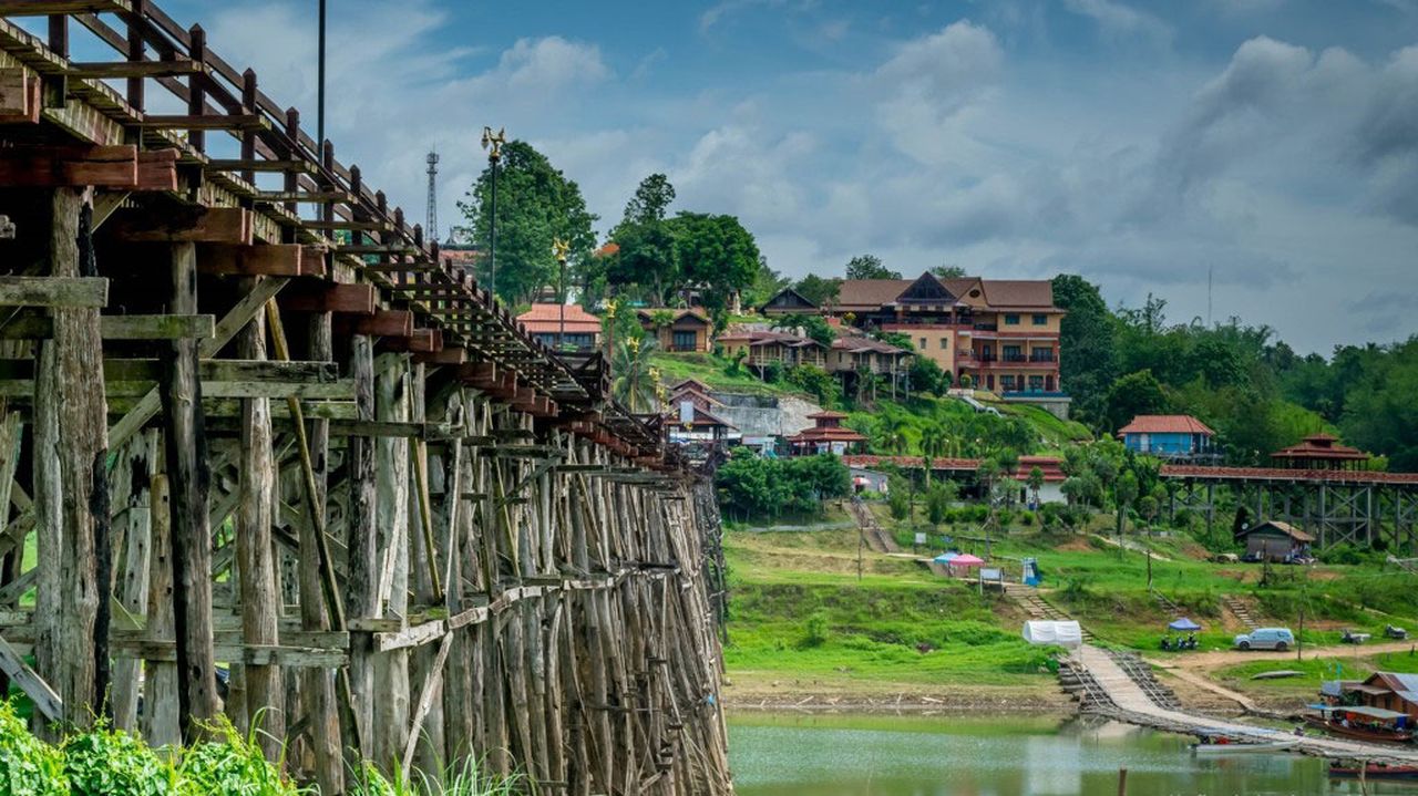 Le pont môn immense en teck de Sangkhlaburi