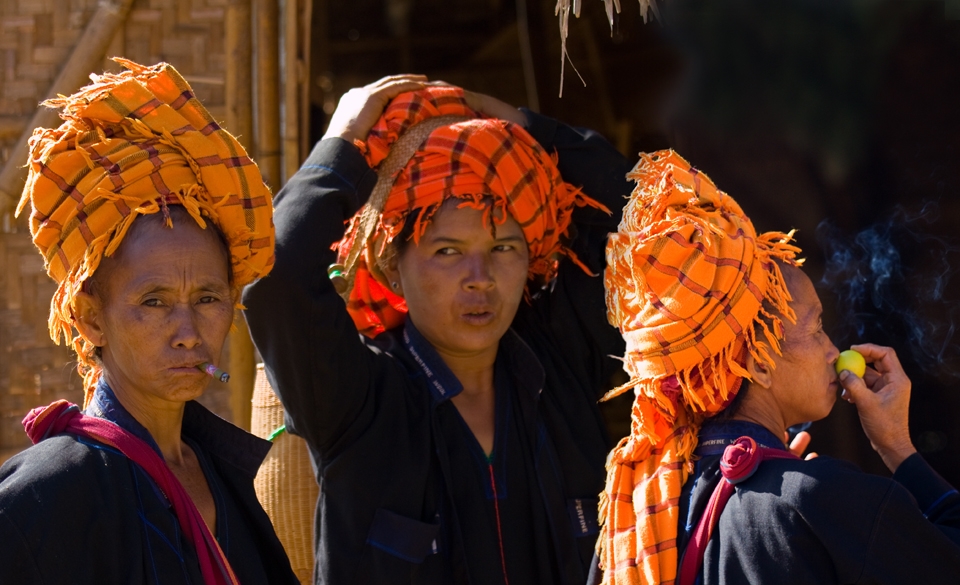 Pa O - Femmes en turbans orange faisant leur marché hebdomadaire pour s'approvisionner en nourriture et articles divers.
