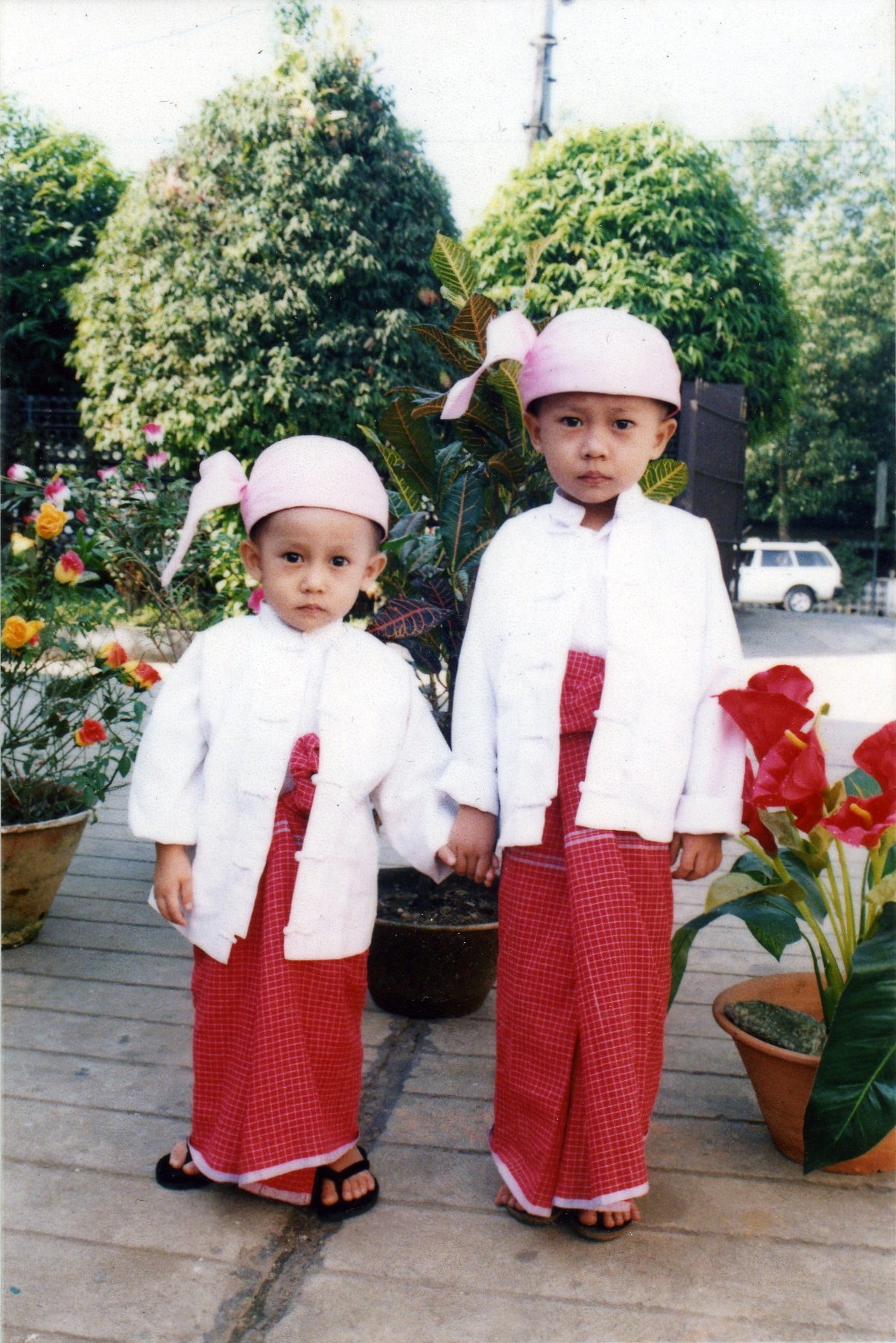 Deux enfants môn en costume traditionnel